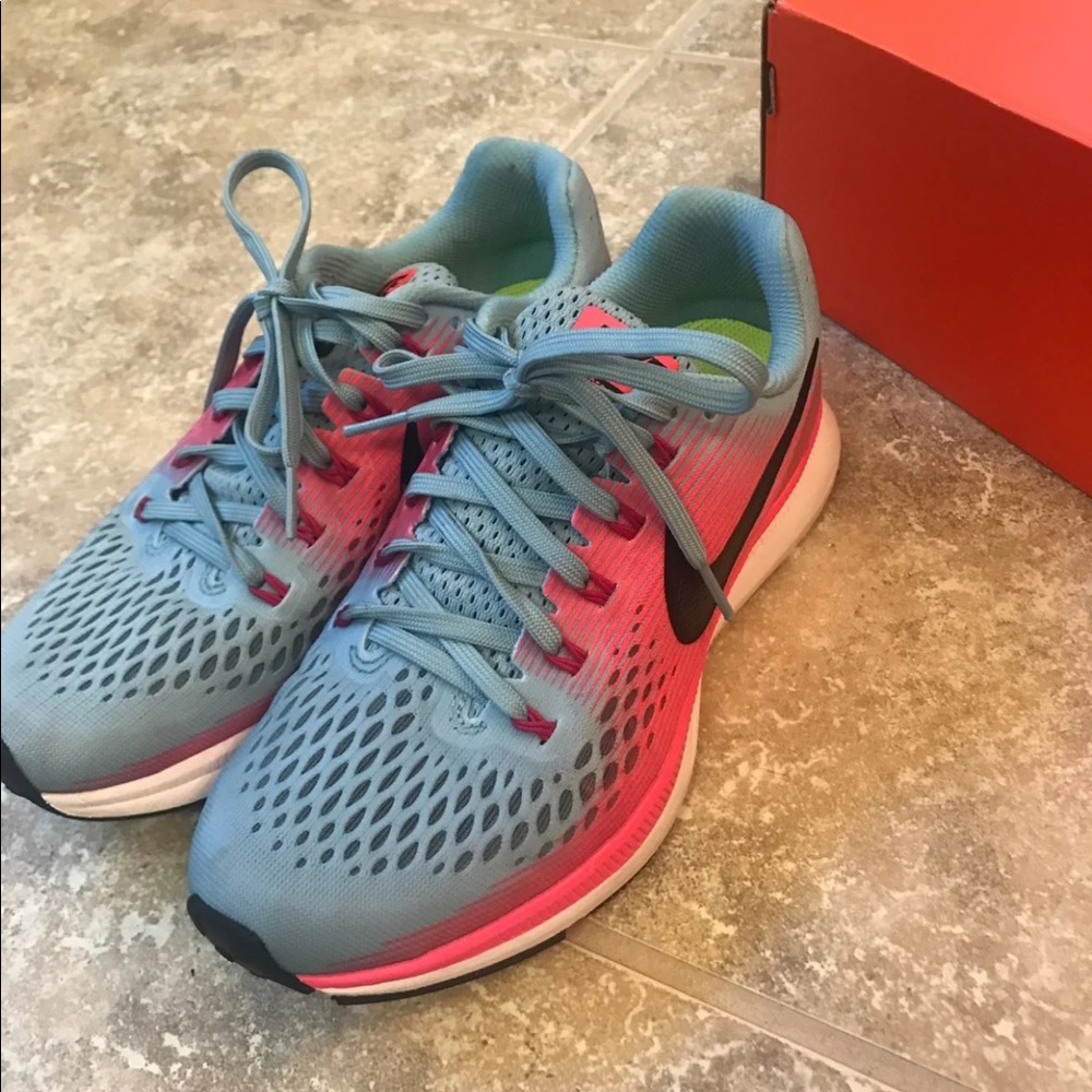 Women’s Nike Air Zoom Pegasus 34 Size 7 LIKE NEW!!